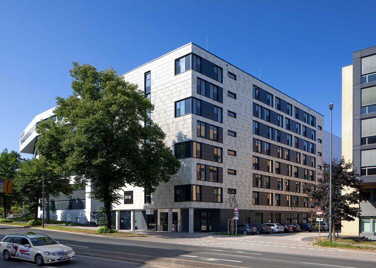 Fundermax Fassade Hotel Max Compact Exterior im Dekor 0496 und den Oberflächen NY
