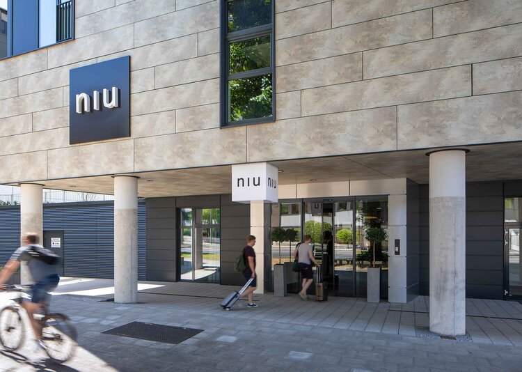 Fundermax Fassade Hotel Max Compact Exterior im Dekor 0496 und den Oberflächen NY