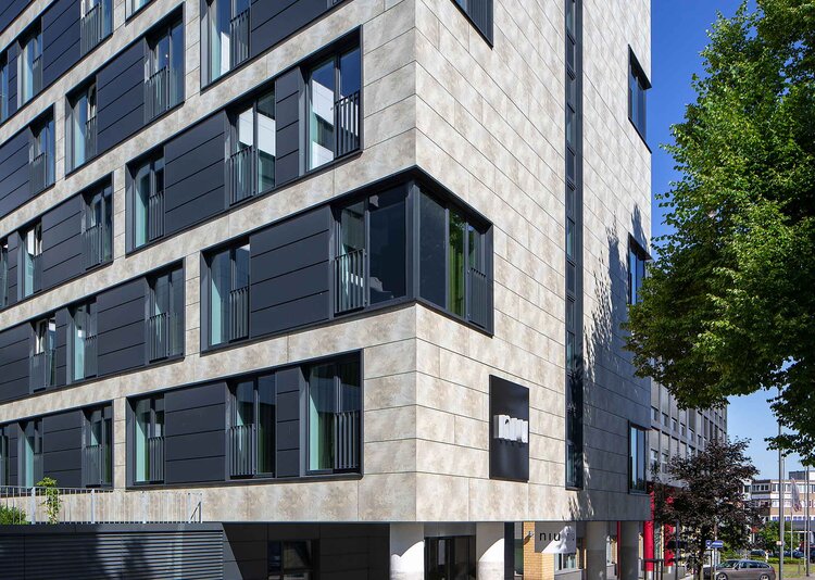 Fundermax Fassade Hotel Max Compact Exterior im Dekor 0496 und den Oberflächen NY