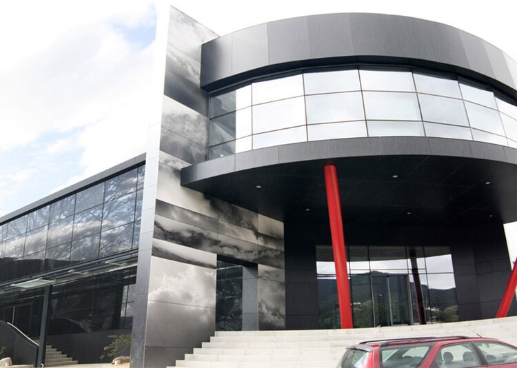 Fundermax Fassade Bürogebäude Oficinas Indar aus Max Compact Exterior 0159 und ID sowie der Oberfläche NT