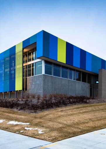 Fundermax Fassade Learning Community Center aus Max Compact Exterior in den Dekoren 0717, 0237, 0725 und 0712 sowie in der Oberfläche NT
