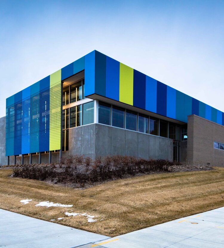 Fundermax Fassade Learning Community Center aus Max Compact Exterior in den Dekoren 0717, 0237, 0725 und 0712 sowie in der Oberfläche NT
