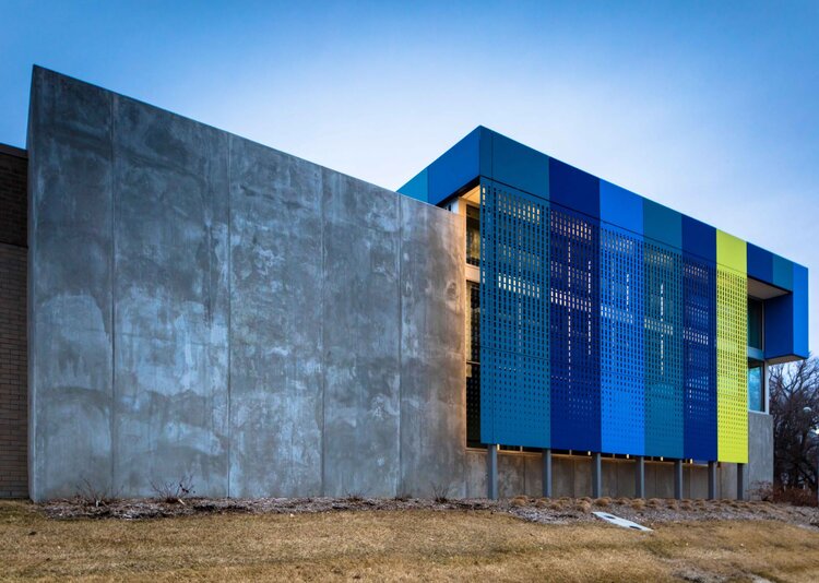 Fundermax Fassade Learning Community Center aus Max Compact Exterior in den Dekoren 0717, 0237, 0725 und 0712 sowie in der Oberfläche NT