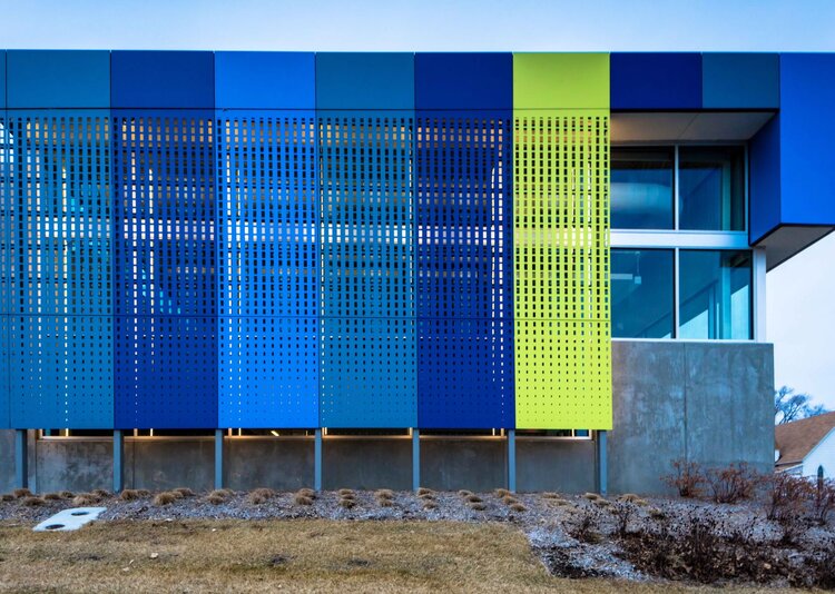 Fundermax Fassade Learning Community Center aus Max Compact Exterior in den Dekoren 0717, 0237, 0725 und 0712 sowie in der Oberfläche NT