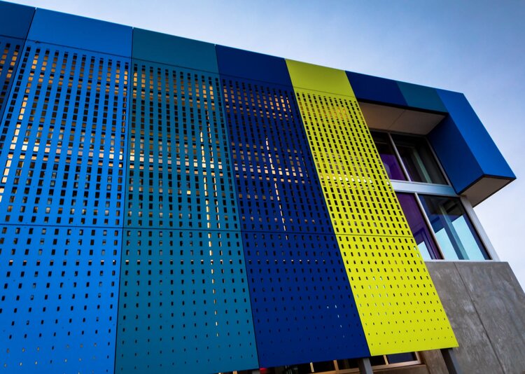 Fundermax Fassade Learning Community Center aus Max Compact Exterior in den Dekoren 0717, 0237, 0725 und 0712 sowie in der Oberfläche NT