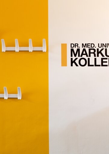Fundermax Ordination Dr. Koller Inneneinrichtung aus Max Schichtstoffplatte und Star Favorit im Dekor 0085 sowie der Oberfläche FH