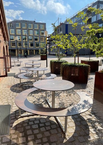 Fundermax Outdoormöbel Plateau aus Max Compact Exterior in den Dekoren 0712 und 0429 sowie der Oberfläche NT