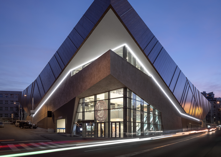 Fundermax Fassade Einkaufszentrum in Belgrad aus Max Compact Exterior im Dekor 0927 sowie der Oberfläche NT