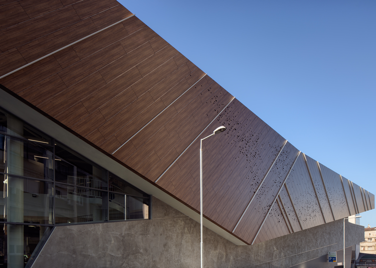 Fundermax Fassade Einkaufszentrum in Belgrad aus Max Compact Exterior im Dekor 0927 sowie der Oberfläche NT