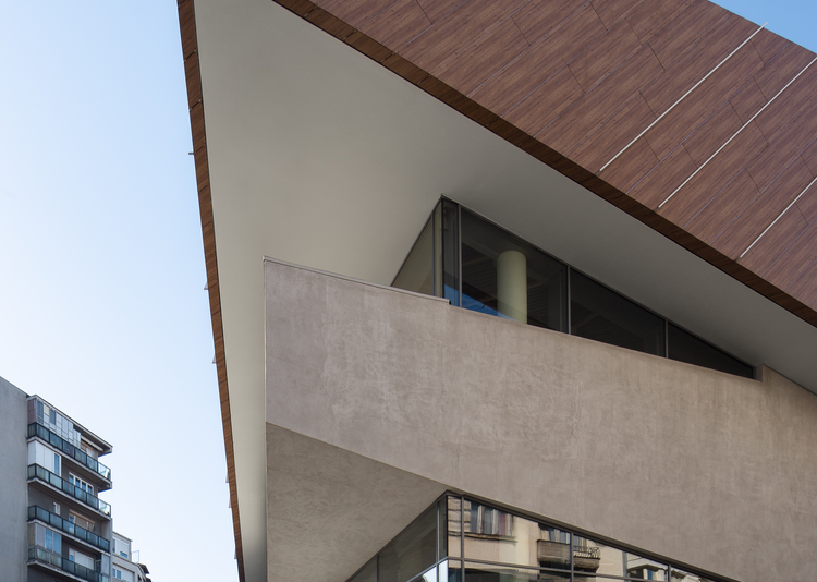 Fundermax Fassade Einkaufszentrum in Belgrad aus Max Compact Exterior im Dekor 0927 sowie der Oberfläche NT