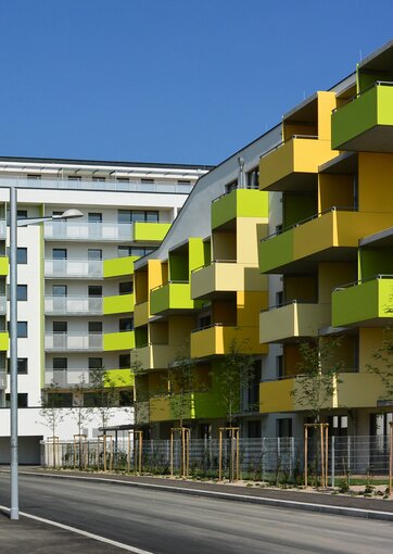 Fundermax Balkon Passiv-Wohnhausanlage Kaisermühlenstraße aus Max Compact Exterior in den Dekoren 0647, 0725 und 0687 sowie in der Oberfläche NT