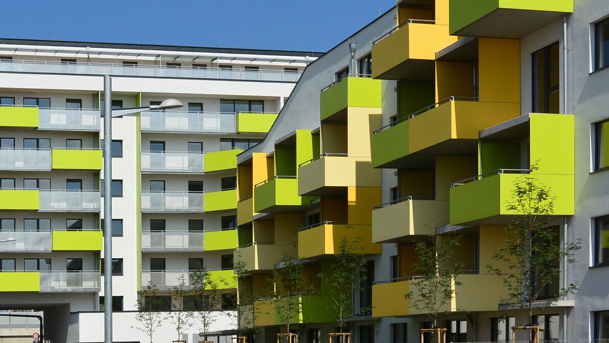 Fundermax Balkon Passiv-Wohnhausanlage Kaisermühlenstraße aus Max Compact Exterior in den Dekoren 0647, 0725 und 0687 sowie in der Oberfläche NT