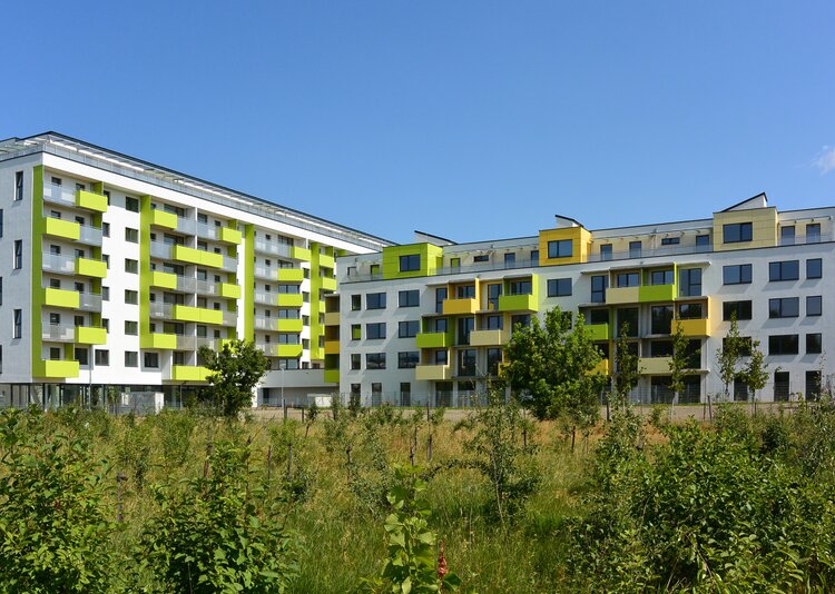 Fundermax Balkon Passiv-Wohnhausanlage Kaisermühlenstraße aus Max Compact Exterior in den Dekoren 0647, 0725 und 0687 sowie in der Oberfläche NT