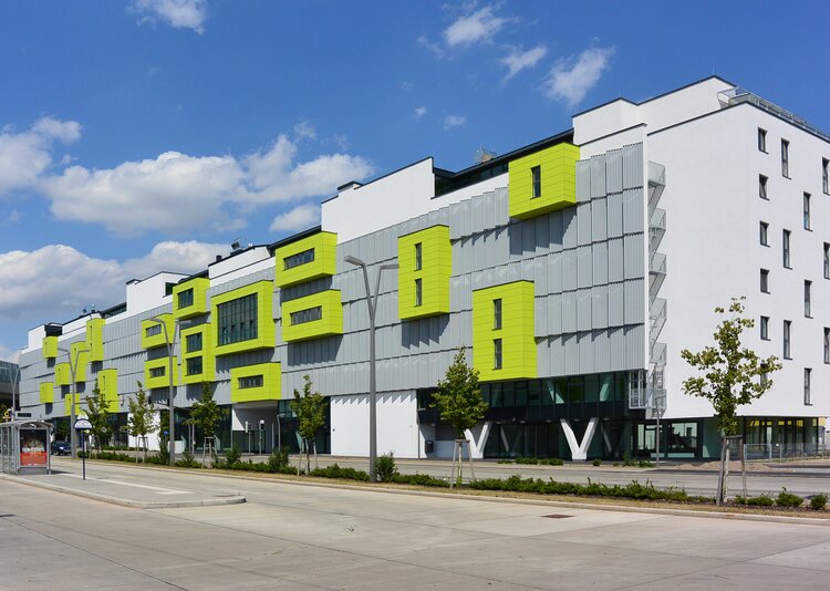 Fundermax Balkon Passiv-Wohnhausanlage Kaisermühlenstraße aus Max Compact Exterior in den Dekoren 0647, 0725 und 0687 sowie in der Oberfläche NT