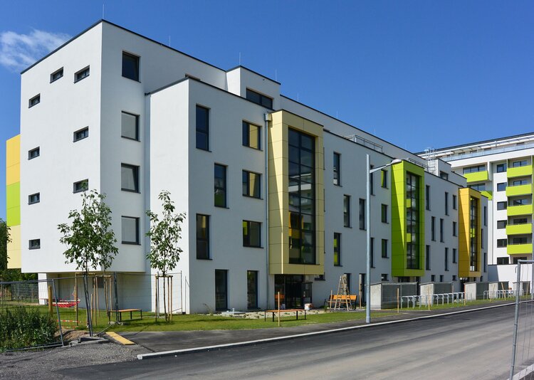 Fundermax Balkon Passiv-Wohnhausanlage Kaisermühlenstraße aus Max Compact Exterior in den Dekoren 0647, 0725 und 0687 sowie in der Oberfläche NT