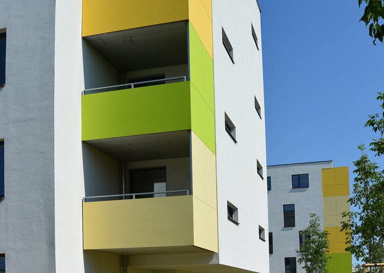 Fundermax Balkon Passiv-Wohnhausanlage Kaisermühlenstraße aus Max Compact Exterior in den Dekoren 0647, 0725 und 0687 sowie in der Oberfläche NT