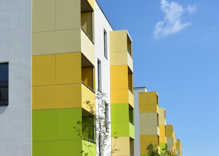 Fundermax Balkon Passiv-Wohnhausanlage Kaisermühlenstraße aus Max Compact Exterior in den Dekoren 0647, 0725 und 0687 sowie in der Oberfläche NT