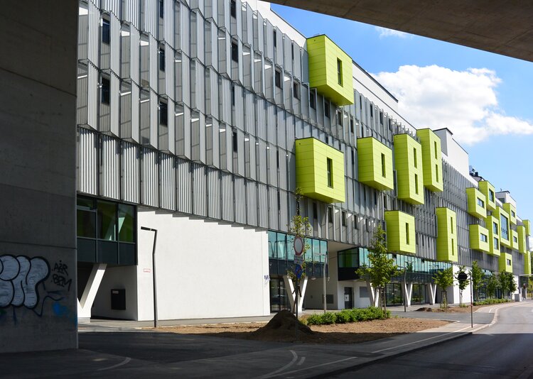 Fundermax Balkon Passiv-Wohnhausanlage Kaisermühlenstraße aus Max Compact Exterior in den Dekoren 0647, 0725 und 0687 sowie in der Oberfläche NT