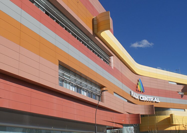 Fundermax Fassade Shoppingcenter aus Max Compact Exterior in den Dekoren 0736, 0647, 0687, 0717, 0712, 0703, 0059, 0612, 0725, 0661, 0692, 5032 und 0747 sowie in der Oberfläche NT