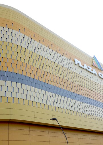 Fundermax Fassade Shoppingcenter aus Max Compact Exterior in den Dekoren 0736, 0647, 0687, 0717, 0712, 0703, 0059, 0612, 0725, 0661, 0692, 5032 und 0747 sowie in der Oberfläche NT