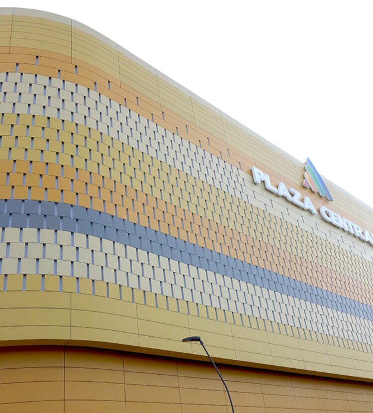 Fundermax Fassade Shoppingcenter aus Max Compact Exterior in den Dekoren 0736, 0647, 0687, 0717, 0712, 0703, 0059, 0612, 0725, 0661, 0692, 5032 und 0747 sowie in der Oberfläche NT