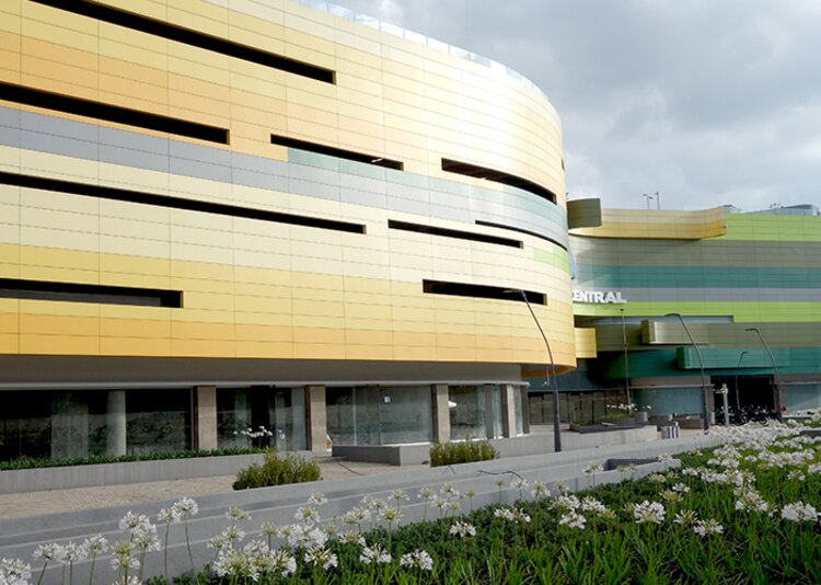Fundermax Fassade Shoppingcenter aus Max Compact Exterior in den Dekoren 0736, 0647, 0687, 0717, 0712, 0703, 0059, 0612, 0725, 0661, 0692, 5032 und 0747 sowie in der Oberfläche NT