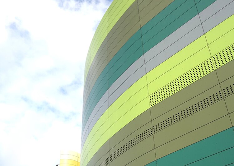 Fundermax Fassade Shoppingcenter aus Max Compact Exterior in den Dekoren 0736, 0647, 0687, 0717, 0712, 0703, 0059, 0612, 0725, 0661, 0692, 5032 und 0747 sowie in der Oberfläche NT