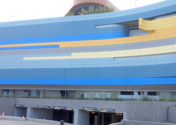 Fundermax Fassade Shoppingcenter aus Max Compact Exterior in den Dekoren 0736, 0647, 0687, 0717, 0712, 0703, 0059, 0612, 0725, 0661, 0692, 5032 und 0747 sowie in der Oberfläche NT