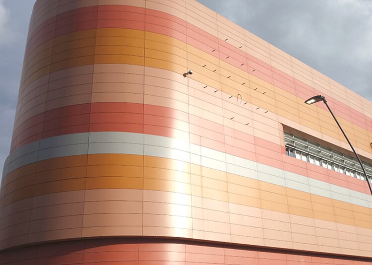 Fundermax Fassade Shoppingcenter aus Max Compact Exterior in den Dekoren 0736, 0647, 0687, 0717, 0712, 0703, 0059, 0612, 0725, 0661, 0692, 5032 und 0747 sowie in der Oberfläche NT