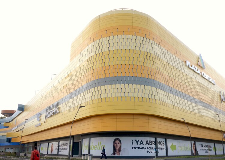 Fundermax Fassade Shoppingcenter aus Max Compact Exterior in den Dekoren 0736, 0647, 0687, 0717, 0712, 0703, 0059, 0612, 0725, 0661, 0692, 5032 und 0747 sowie in der Oberfläche NT