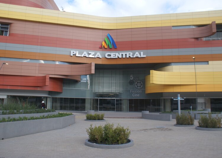 Fundermax Fassade Shoppingcenter aus Max Compact Exterior in den Dekoren 0736, 0647, 0687, 0717, 0712, 0703, 0059, 0612, 0725, 0661, 0692, 5032 und 0747 sowie in der Oberfläche NT