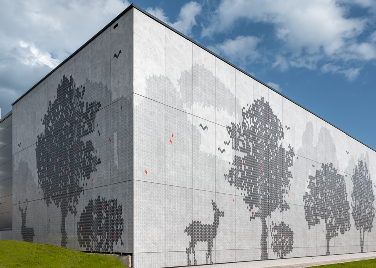 Fundermax Fassade Produktionshalle aus Max Compact Exterior im Dekor ID 