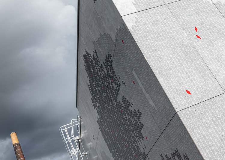 Fundermax Fassade Produktionshalle aus Max Compact Exterior im Dekor ID
