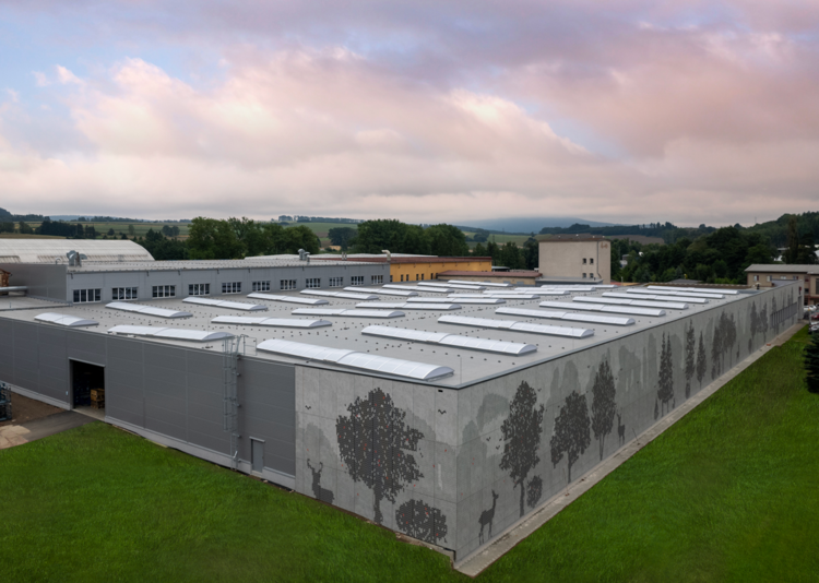 Fundermax Fassade Produktionshalle aus Max Compact Exterior im Dekor ID