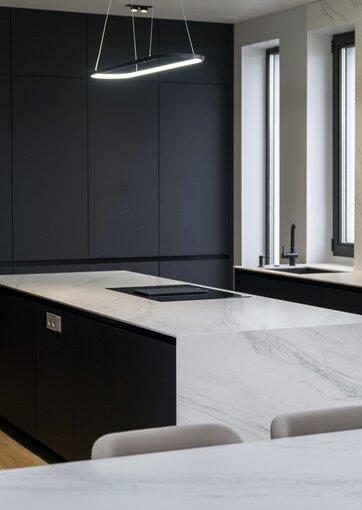 Fundermax Küche Total Black aus Max Compact Interior im Dekor 0080 sowie der Oberfläche SX