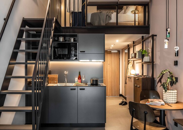 Fundermax Inneneinrichtung REVO Hotel aus Schichtstoff HPL, Star Favorit und Max Compact im Dekor 0085 sowie den Oberflächen FH und NA