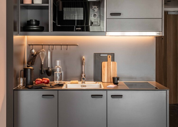 Fundermax Inneneinrichtung REVO Hotel aus Schichtstoff HPL, Star Favorit und Max Compact im Dekor 0085 sowie den Oberflächen FH und NA