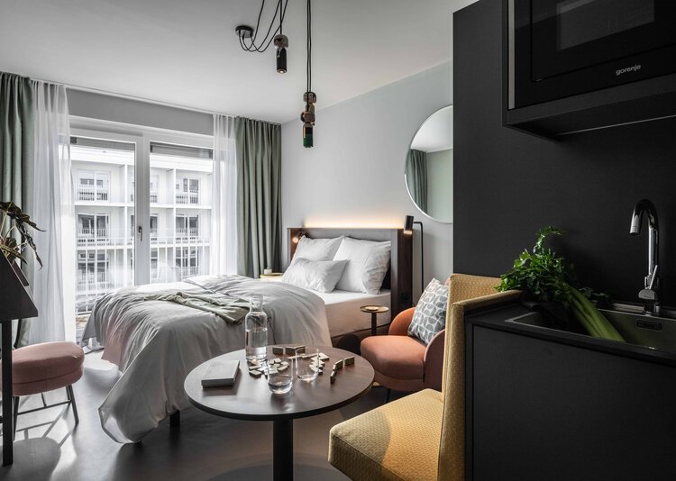 Fundermax Inneneinrichtung REVO Hotel aus Schichtstoff HPL, Star Favorit und Max Compact im Dekor 0085 sowie den Oberflächen FH und NA