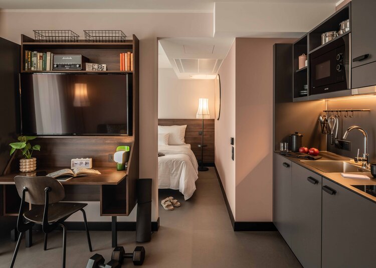 Fundermax Inneneinrichtung REVO Hotel aus Schichtstoff HPL, Star Favorit und Max Compact im Dekor 0085 sowie den Oberflächen FH und NA