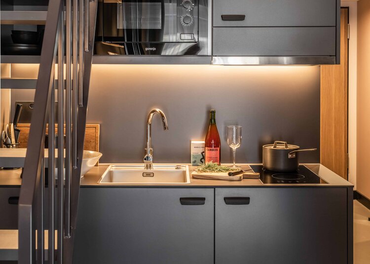 Fundermax Inneneinrichtung REVO Hotel aus Schichtstoff HPL, Star Favorit und Max Compact im Dekor 0085 sowie den Oberflächen FH und NA