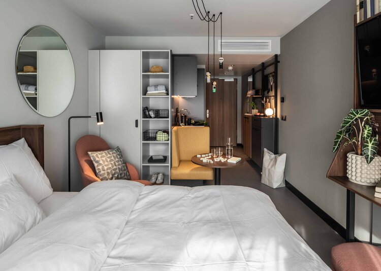 Fundermax Inneneinrichtung REVO Hotel aus Schichtstoff HPL, Star Favorit und Max Compact im Dekor 0085 sowie den Oberflächen FH und NA