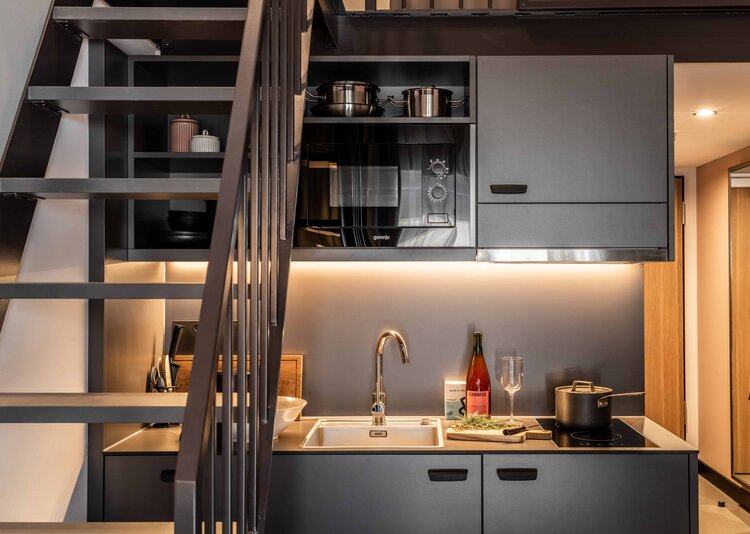 Fundermax Inneneinrichtung REVO Hotel aus Schichtstoff HPL, Star Favorit und Max Compact im Dekor 0085 sowie den Oberflächen FH und NA