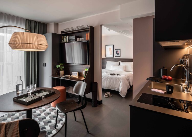 Fundermax Inneneinrichtung REVO Hotel aus Schichtstoff HPL, Star Favorit und Max Compact im Dekor 0085 sowie den Oberflächen FH und NA