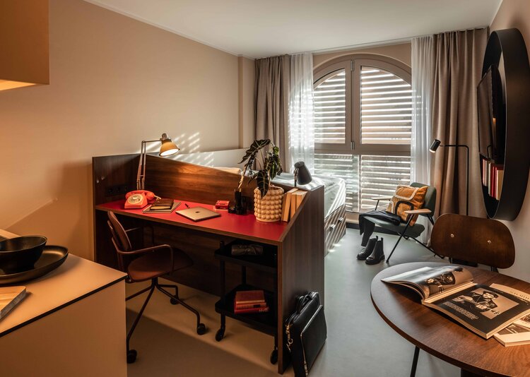 Fundermax Inneneinrichtung REVO Hotel aus Schichtstoff HPL, Star Favorit und Max Compact im Dekor 0085 sowie den Oberflächen FH und NA