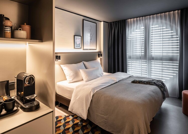Fundermax Inneneinrichtung REVO Hotel aus Schichtstoff HPL, Star Favorit und Max Compact im Dekor 0085 sowie den Oberflächen FH und NA