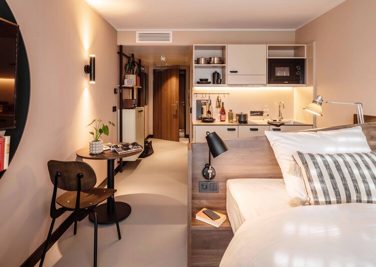Fundermax Inneneinrichtung REVO Hotel aus Schichtstoff HPL, Star Favorit und Max Compact im Dekor 0085 sowie den Oberflächen FH und NA