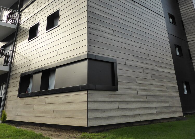 Fundermax Fassade Wohnhausanlage aus Max Compact Exterior in den Dekoren 0080, 5171 und 0085 sowie der Oberfläche NT