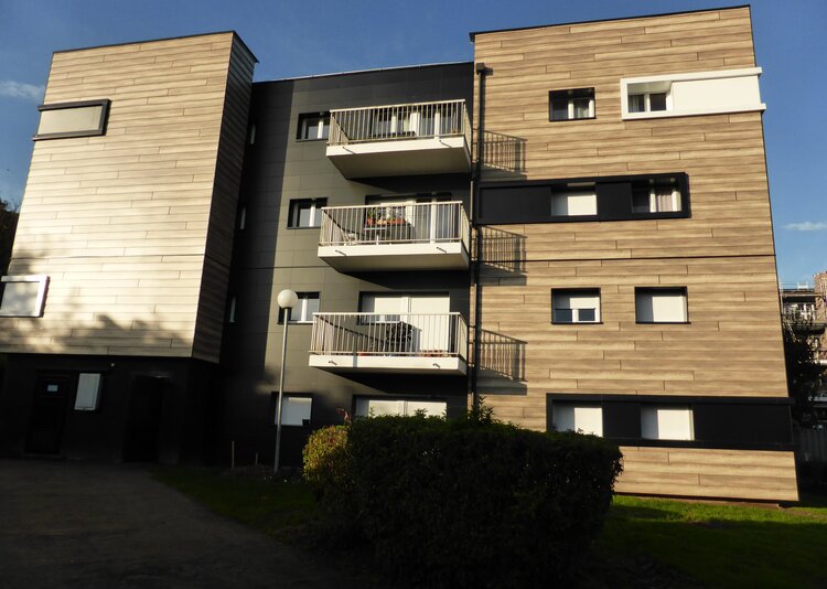 Fundermax Fassade Wohnhausanlage aus Max Compact Exterior in den Dekoren 0080, 5171 und 0085 sowie der Oberfläche NT