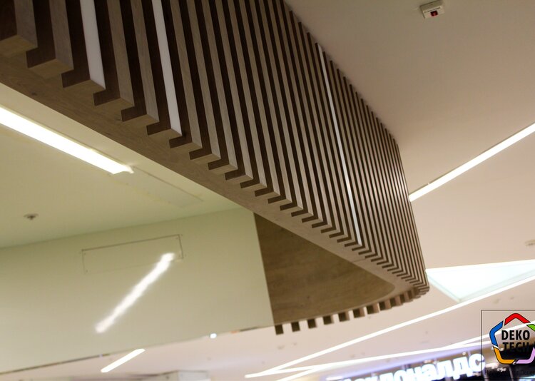 Fundermax Inneneinrichtung Einkaufszentrum aus Max Compact Interior und Max Schichtstoffplatte in den Dekoren 0364, 0742 sowie der Oberfläche FH