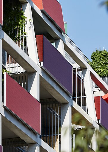 Fundermax Balkon Wohnhausanlage aus Max Compact Exterior in den Dekoren 0160 und 0168 sowie der Oberfläche NT